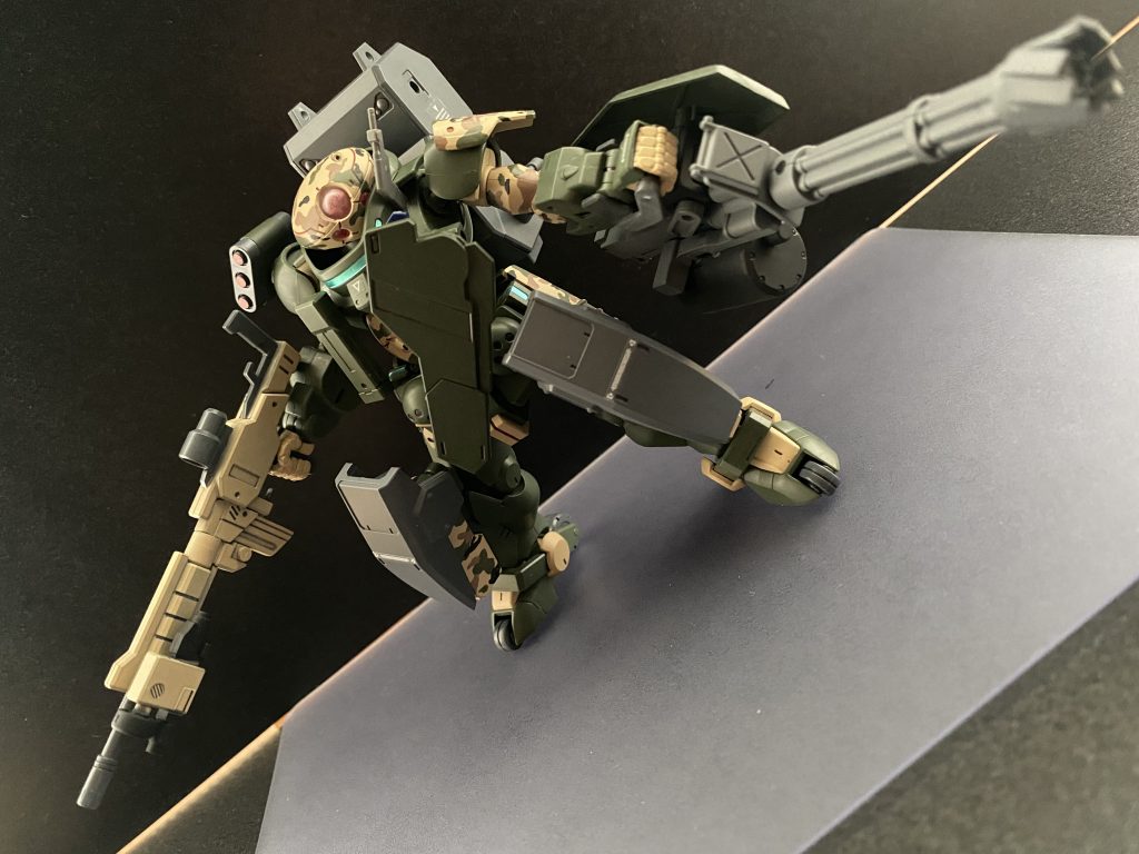 アサルトライフル、シールドガトリング。脚部に追加装甲を装備、胸部に付いた板状の装甲は、デフェンスロッドのように基部で回転し、頭部、胸部に対する正面からの攻撃を防御する。