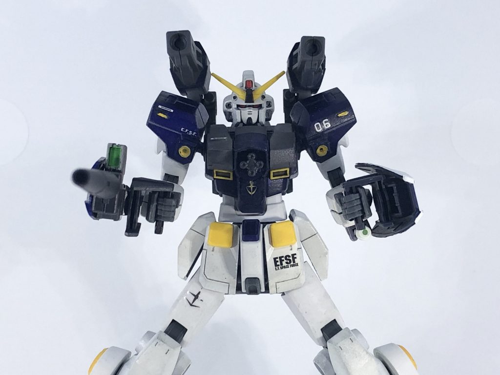 ヘッドバルカン/キャノン :頭部搭載の機関銃。連射重視のバルカンと威力重視のキャノンとなっている。牽制やミサイル迎撃に使用される。チェストガトリングガン :胸部に装備された4本の銃身の実弾ガトリングガン。胴体に固定されているので射角・取り回しは良くはないが威力に優れ、近距離迎撃に優秀。