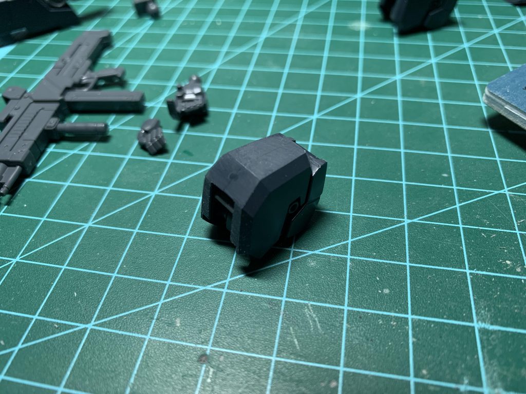 両肩の合わせ目は瞬間接着剤を合わせ目が出る部分に盛り、削ることで埋めました。オススメはTAMIYAのイージーサンディングです。瞬間接着剤としては硬化までやや時間がかかりますが硬化促進剤を併せて使用すると硬化までの時間を短縮できます。硬化後、ほかの瞬間接着剤に比べると削りやすいなどのメリットがあります。