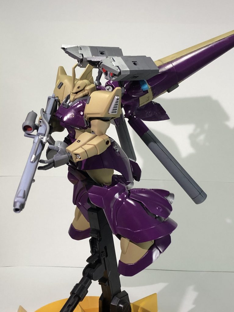 ガーベラテトラのシュツルムブースターを取り付けて脚部ブースターも大型化、脚部のハッチを工作してハッチオープン状態に