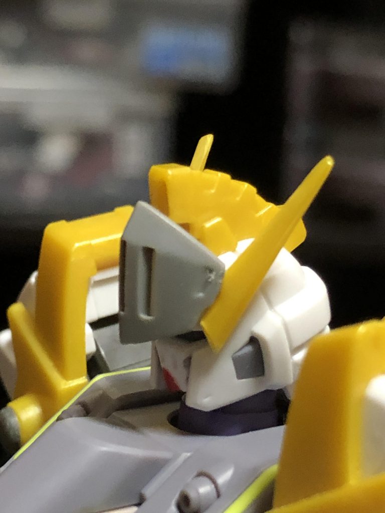 頭部の改修。30mmのパーツと切り取ったアンテナを組み合わせナイト風に、口部分もジャスティスナイトの独特なスリットを活かす為、アゴを切り取り平らになるよう削ってマスクに見えるよう改造しました。