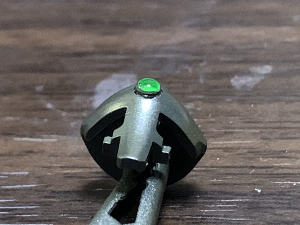 モノアイは穴あけしてプラパイプ差し込み、底面に蛍光カラーをぬり、UVレジンで