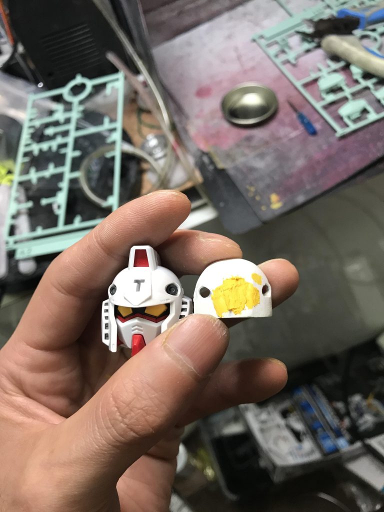 ノーマルのRX-78ガンダムの前頭部と比較。だいぶ削り込みました。