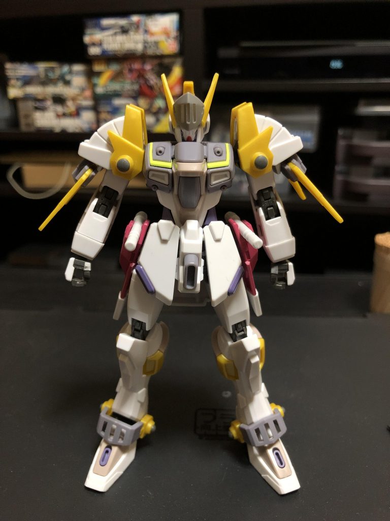 肩とくるぶしはもともとあったスパイクを切り取り、半円のパーツをつけ削って調整しました。