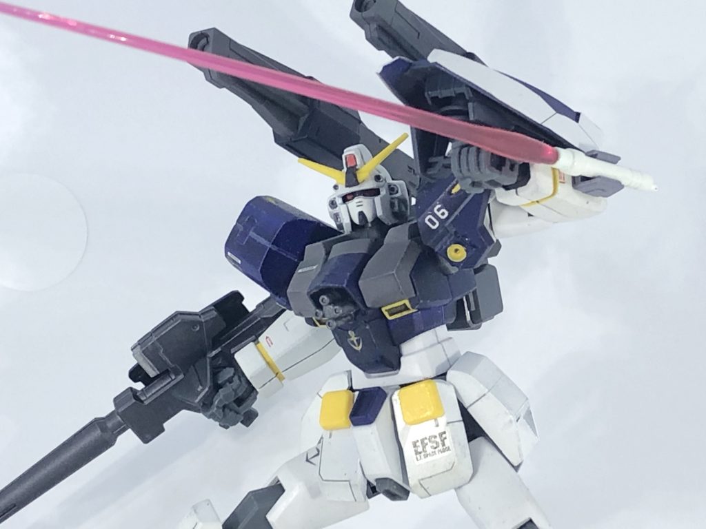 ビームサーベル  :ビームキャノンにエネルギーを優先的に回すため左腕に1本のみの装備となっている。