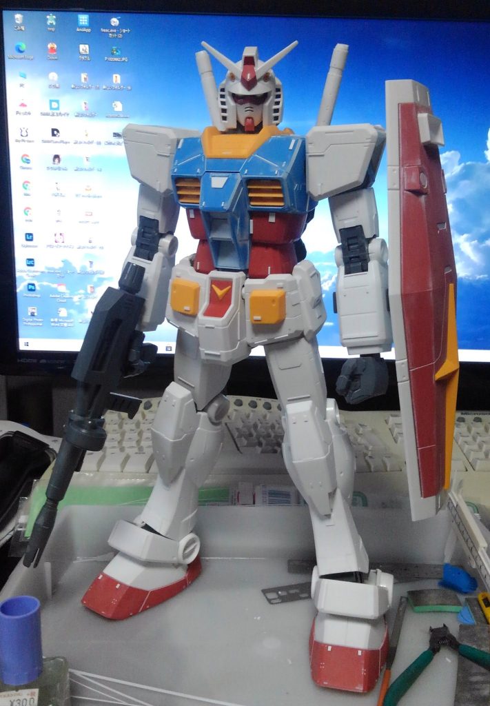 まずはディテール入れから、いつもはランナータグの切り出しを使ってましたが、今回は奮発してエバーグリーンのプラ材4種を場所によって使い分けていきます。