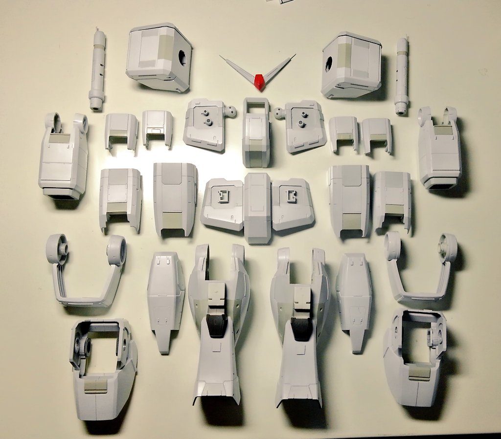 再度分解し白い部分をグレー2色で塗り分けます。単純なマスキングですが物が大きすぎて休日一日がかりに、新品の6mマスキングテープが2本なくなりました(汗