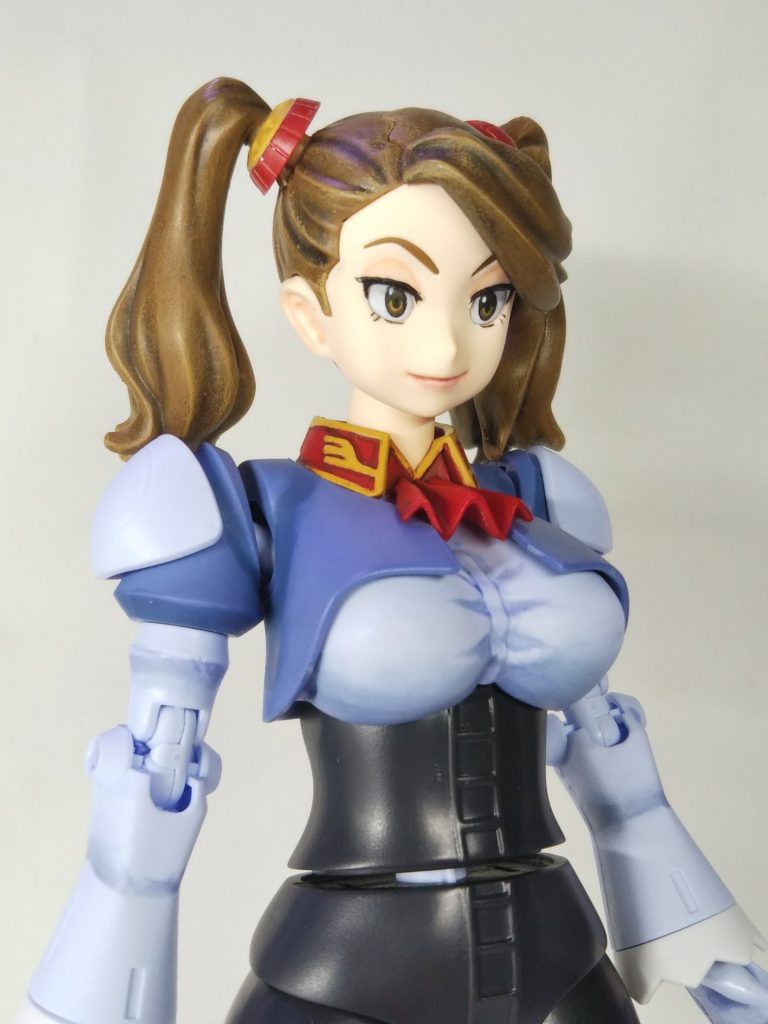 お顔。エラの辺りにヒケがあるので瞬間カラーパテ肌色で修正して2000番くらいまでヤスリ。塗らなくても大丈夫そうです。顎の前面への張り出しも少し削って下膨れと言うかムッチリしたお顔を残します。ベストのフチをちょっと削ったり、胸のカーブが微妙なので削って修正したり。ブラウスや腕にシタデルカラーのザ・ファング~フェンリシアングレーあたりで陰影をつけました。胴体は未塗装ですが半光沢クリア。