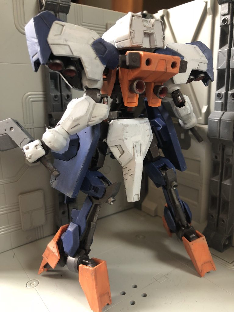 ライトグレー部　CORAX WHITE→APOTHECARY WHITEブルー部　MACRAGGE BLUE→ULTRAMARINES BLUEオレンジ部　JOKAERO ORANGE→FUEGAN ORANGEフレーム　鉄血フレームカラーブラウンベース、鉄血フレームカラーリードベルチャーベース仕上げ　ASTROGRANITE DEBRIS、ナルンオイル