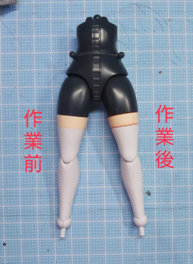 フトモモの絶対領域をムッチリ見えるように角を丸めてシャドウ塗り。スケール感から見たらシャドウは余計だったかも。スネの合わせ目が気になったので瞬間カラーパテを使ったのですが色が違和感あったのでグレーから白に立ち上げるドライブラシで塗った後、タイツっぽさのために半光沢クリアにしました。