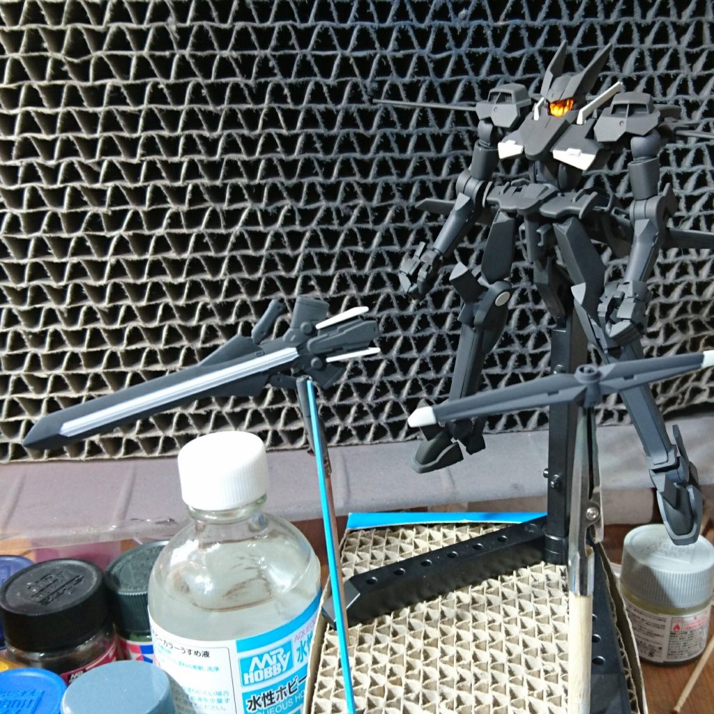 アクリル部分塗装アクリルホワイトを雑に吹き付けて拭き取り。つや消し後に吹いたので拭き取りにくかったですね。次はコート前に吹こう…。