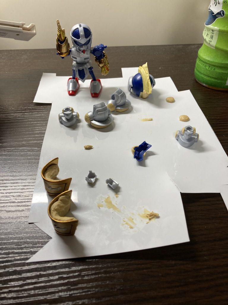 兜は最初側頭部とかもパテ盛ったら頭デッカチになってしまったので真ん中の森がっている部分だけ作ってバランス整えました。スカート側部は元のが大きかったのでパテを裏か張り付けて型として利用して縮小。