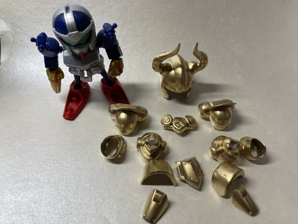 ちゃんと聖衣は着脱可能です。