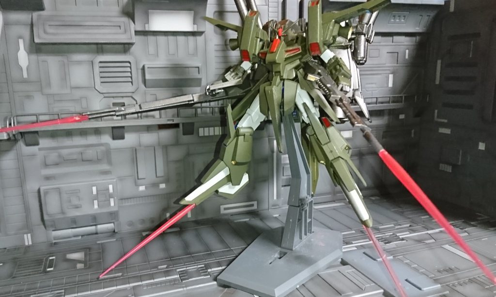  足がヒールで隙間があるので隠しサーベルユニット装備