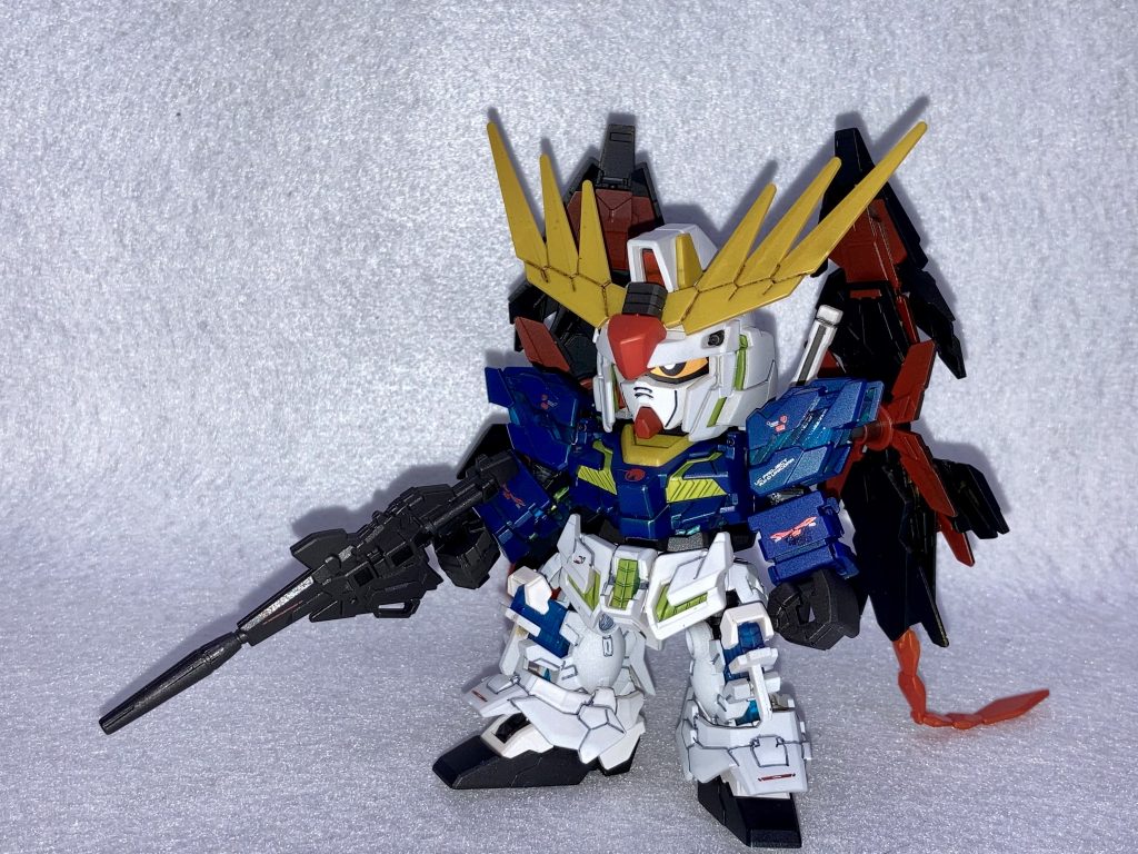 ガンダムの基本色トリコロールカラーに塗装。フェネクスの金色が下地だと、色が上手く乗らず大変でした。