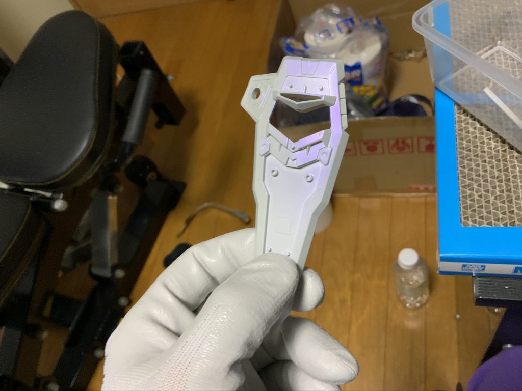 アメジストパープルサーフェイサーエヴォシルバー(g)→ホワイト(c)の上から塗布パール部分が紫色に反射します個人的にはかなり気に入ってます