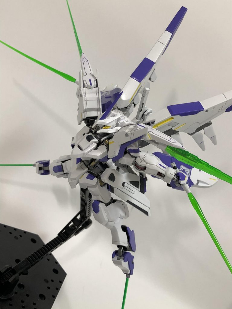「六刀流なら!」というわけでビームサーベル6本同時攻撃。ビームソードはマウントさせた状態でもビームを出すことができる設定です。まるでセラヴィーですね。一様今回の機体はエクシアやセブンソード/Gの武装をイメージしたりしましたが、まさかこんなポーズ取れるとは思いませんでしたw