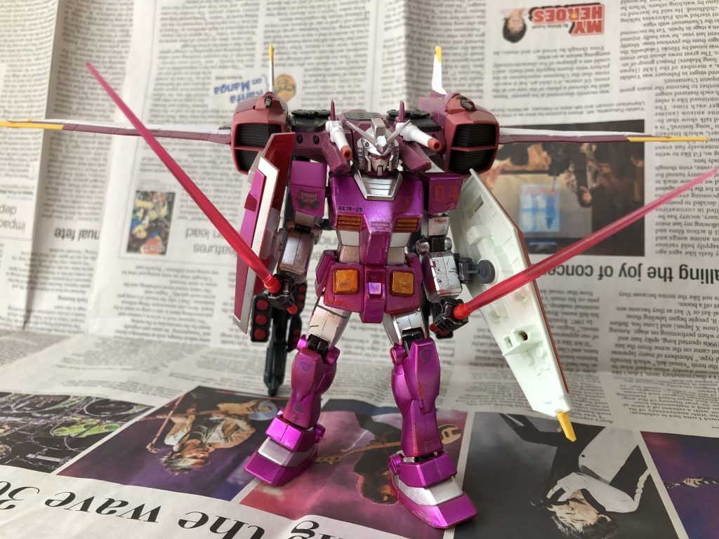 左右両腕をWシールドにしていますが、サンダーボルトの影響ですwちなみに右手側のシールドはHG GM/GMから。目聡い方はお気付きのように、こちらのシールドは無塗装...手抜きです。笑