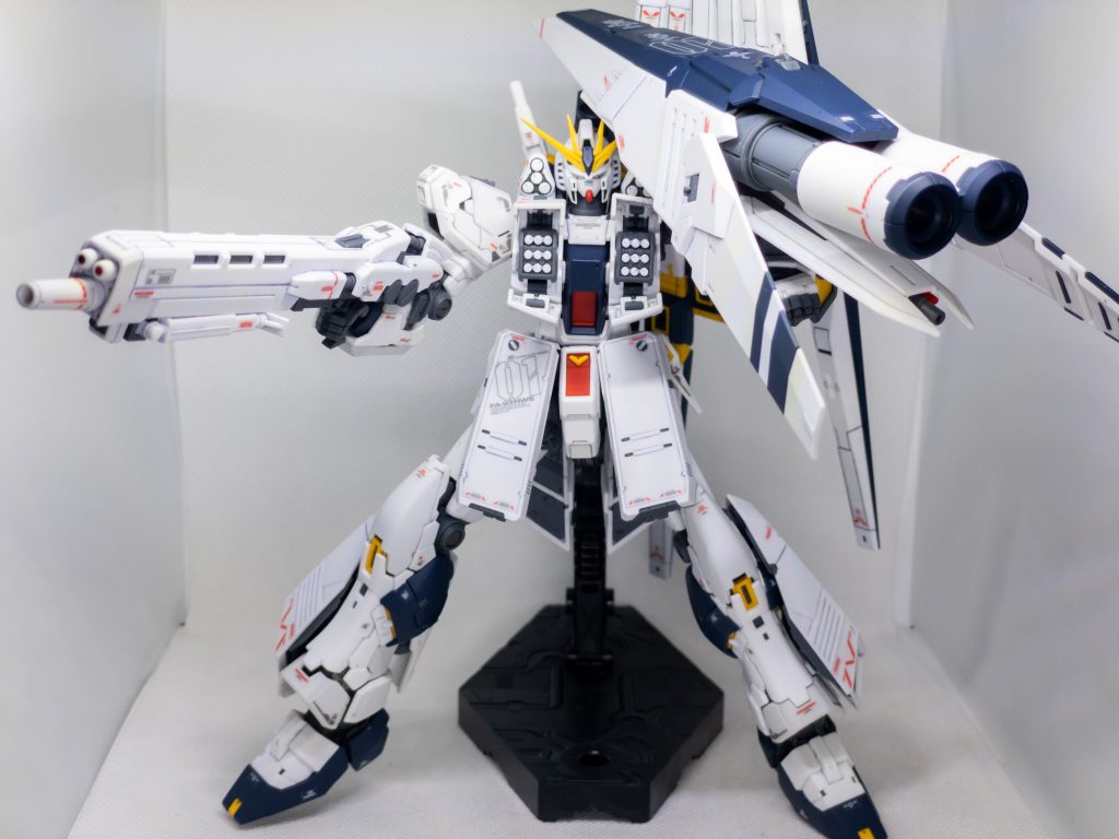 胸部ミサイル・ランチャー展開し、全弾発射風。