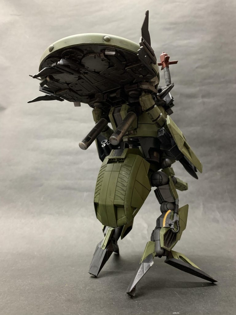 レドームの裏はジャンクパーツをペタペタ貼りそれっぽく