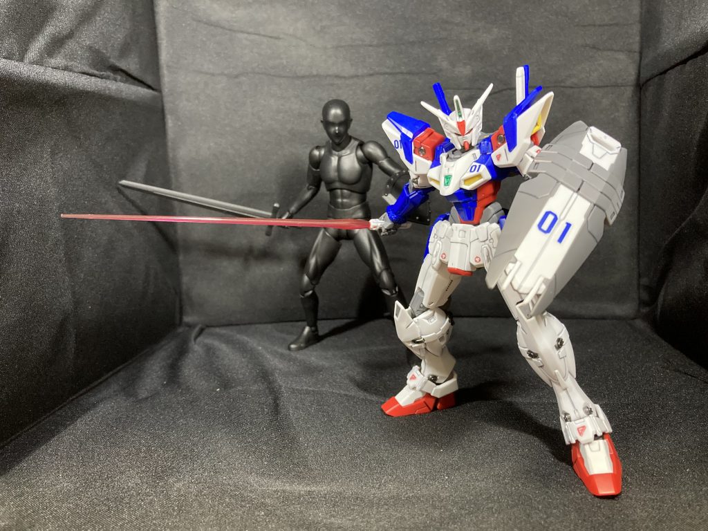 ボディーくんという模写用フィギュアと共に。ビームライフルも良いですが、ビームサーベルもなかなか様になる珍しいキットかなと個人的には思ってます。