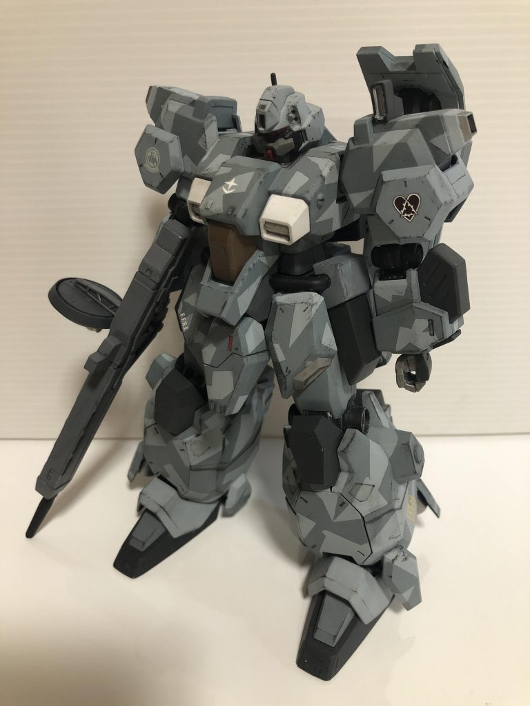 肩のスラスターはディティールが何もないのでWAVE角バーニアを装着。左肩には30MMのスポットライトを取り付け角のデザインが気に食わなかったので某氏の作例を参考にロッドアンテナに交換