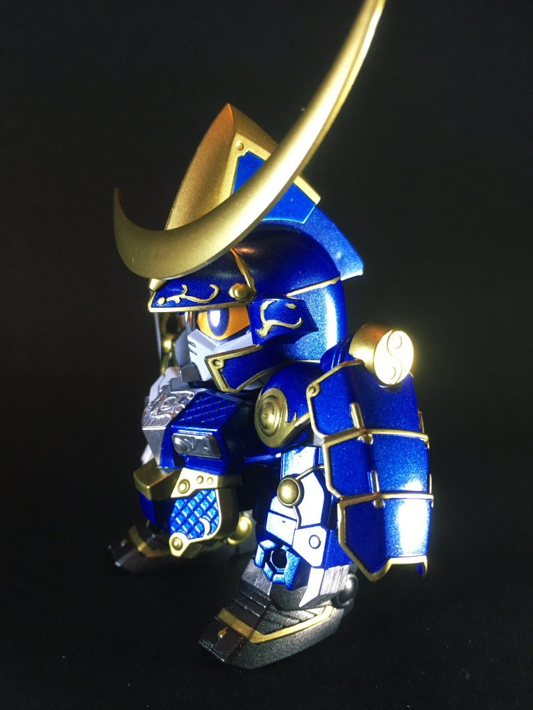 【独眼竜🐲】伊達陸奥守右近衛権少将政宗頑駄無（だて むつのかみ うこんえのごんのしょうしょう まさむね がんだむ）奥州探題伊達氏第十七代当主。幼名は梵天丸、年少期に疱瘡で右目を失明したため後世🐲独眼竜の異名を取る。元服して藤次郎政宗。十八歳で家督を継承し熾烈な領国拡大戦役を繰り広げ、室町体制来の旧勢力を次々討ち破り奥州を席捲！百十四万石の最大版図を支配し東北地方随一の大大名にのし上がる。