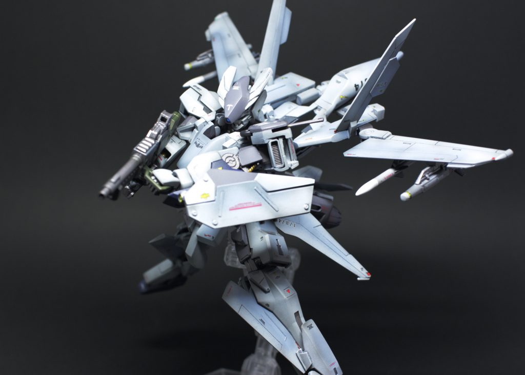 フォアグリップは可動。とはいえ胸部装甲が大きいので両手持ちは結構苦手です。また腕裏の可動アームにより、パーツを浮かせることなく腕にライフルをマウントさせることができます。