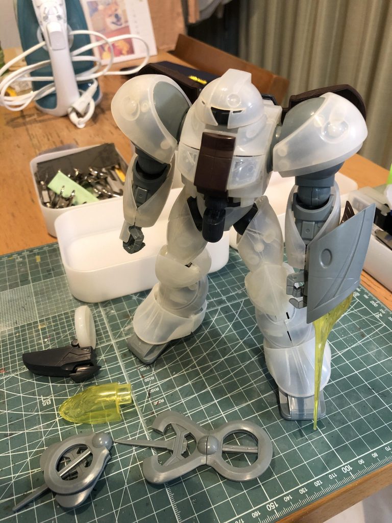 仮組み。膝と脛のパーツが干渉していたので、脛側を2ミリほど削っています。また顔が上を向いたような状態だったので、顎を削って調整しました。