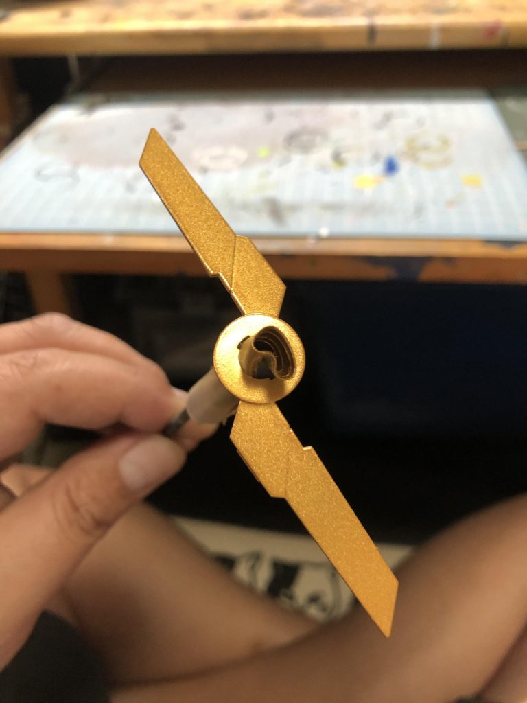 サイコフレームは、シルバーを下地にクリアーイエロー＋クリアーオレンジ＋シルバーパールを混ぜたものを8回ほど重ね塗りしています。