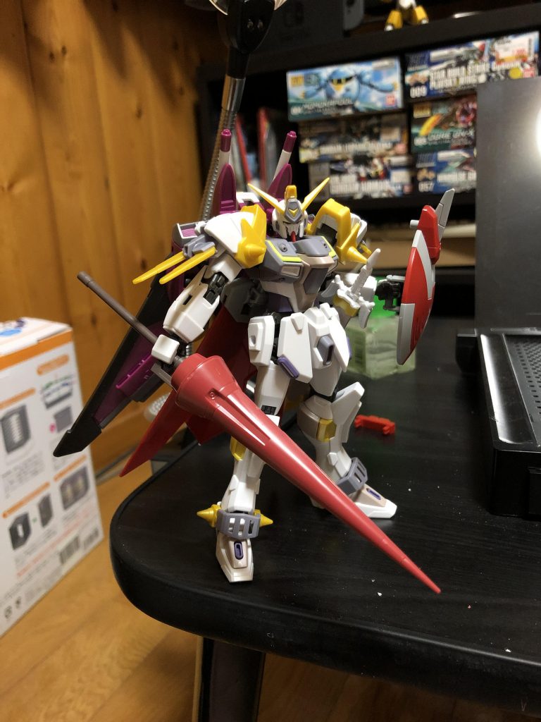 初期。ジャスティスナイトにファトゥム-01をつけGNランスをもたせただけの状態。