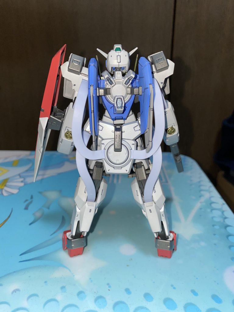 ドライブのバーニア部分を黒やグレーに敢えてしなかった点は、ライフルにも同じ色を採用したからです。そうする事によって粒子がライフルに流れ込んでいるように見せる為です