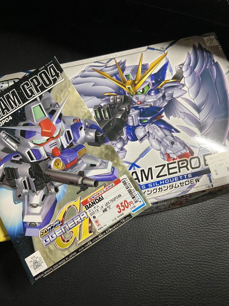 製作工程というより部分解説ってなわけで、FF7よりセフィロス参戦です！初めてのキャラMS！使用キットメイン‥SDCSウイングゼロカスタム肩‥GジェネのGP04頭‥EXスタンダード　ストライクいつか作ろうと思ってたセフィロスもどき。そのためにウイングゼロカスタムを買ったはずが、過去作のアルトロンに頭を取られてしまったので眠ってました。GP04再販時は素直に高頭身化してカッコよくするつもりが、あれ？この肩いけんじゃね？となり、晴れてリユニオンとなりました。