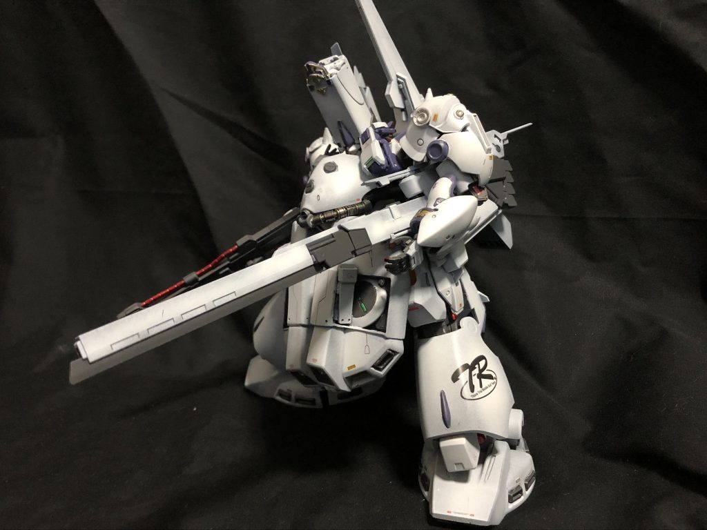 フルドドに接続したロングブレードライフルを腰だめでも運用可能。