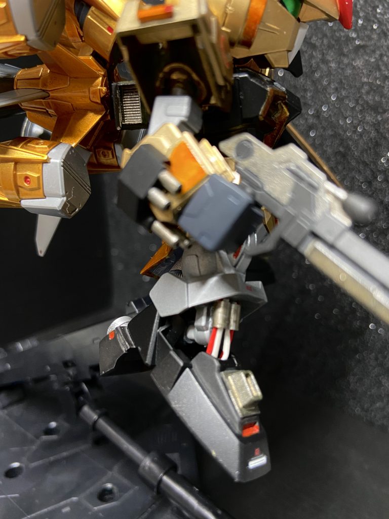 脚部を色々特徴的に。ケーブル追加。ふくらはぎ裏面にバーニアと装甲を追加。ハイヒール化した部分にもバーニアを追加。ここも鳥っぽさをイメージしてます。