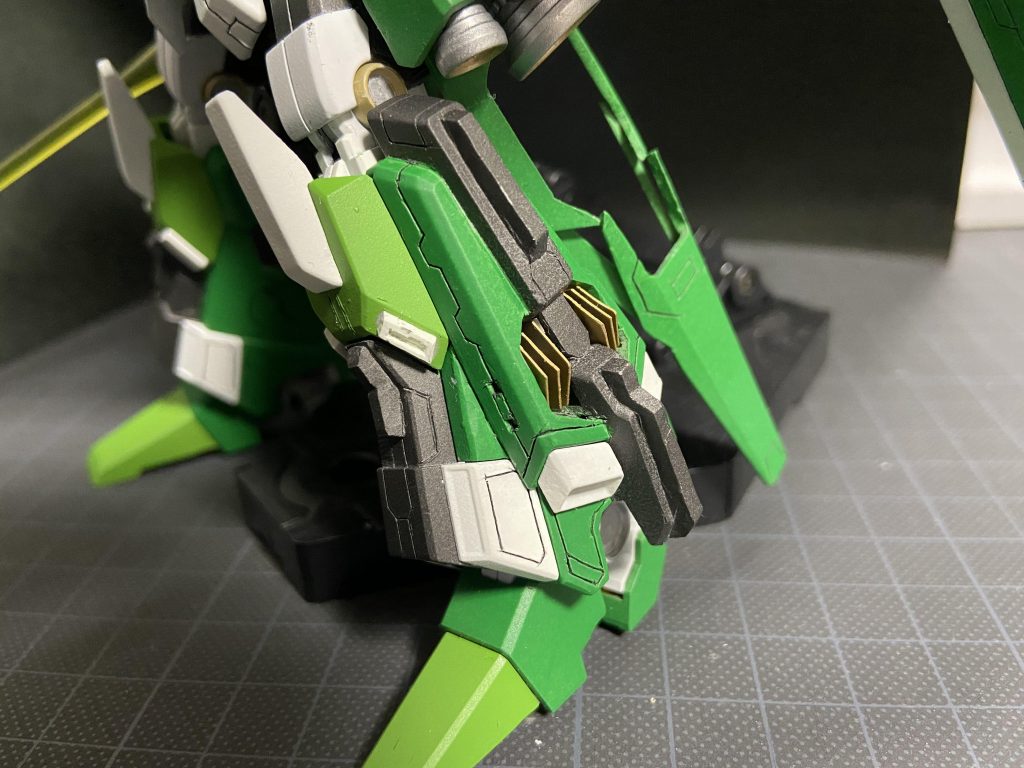 お気に入りの箇所。放熱板をイメージした金シイタケと接合面のような筋彫りに注目してください。