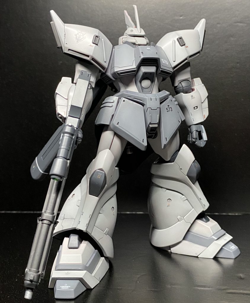 頭をゲルググ よりにして、肩の角度変更、スリッパを小型化しました。