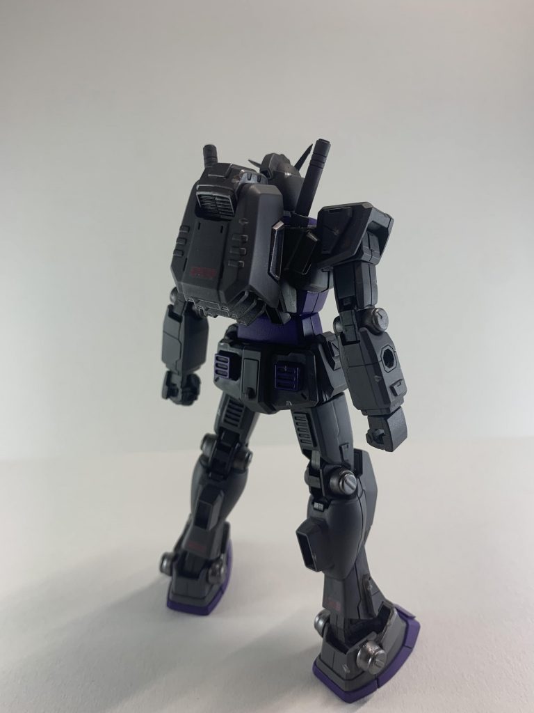 背部には機動性向上のために増加スラスターを装備。