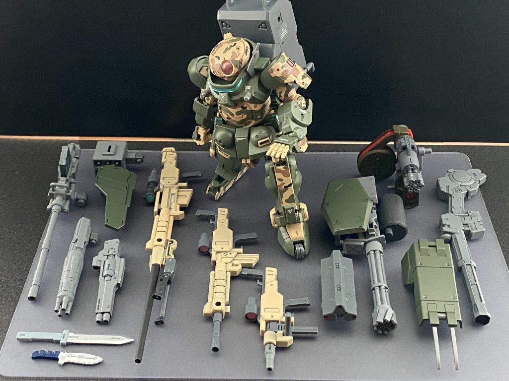 使用する兵装は全て実弾、ロマンである。というが、いちばん右端のランチャータイプは外付けジェネレータ(後ろの丸い所)の拡散メガ粒子砲。おそらく対空に使うのだろう。