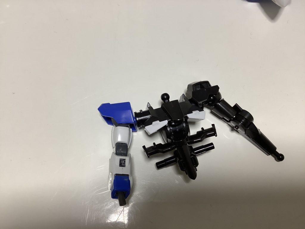 作る上でネックだったのが肩と脚の接続。機体食が黒、かつ脚の股関節は軸接続で肩はボールジョイントという縛りが発生。まず肩に関してはそもそもボールジョイント接続で黒い機体がほぼなく、ボールジョイントでも大きさが合わずに嵌らないこともしばしば…(セラフィムとかノワールとか)というか黒にMSのキットがそもそも丁度良く売って無かった…種類も少ないし…バンシイやMK-Ⅱにいたっては整形色ネイビーだし…結局Gーエルスの肩に落ち着きました。そしてそこにコトブキヤのジョイントセットでブリッツの腕を繋げました