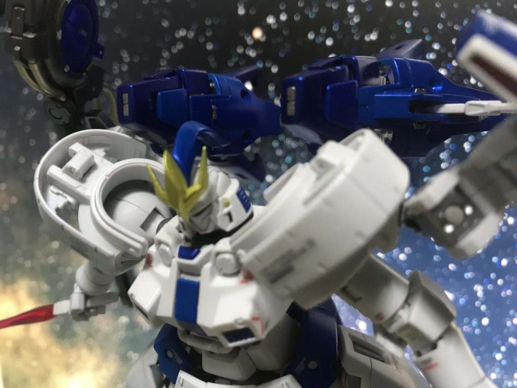 青部分にガイアノーツのパールウルトラマリンブルーブリリアントを使用し、下地の色の違いを利用して2色の青を表現しました。