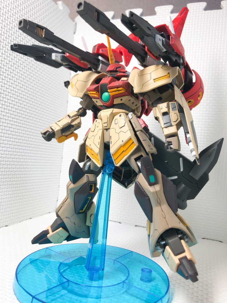 この機体の最大の特徴の砲撃形態です。4つの砲を一斉射で構える姿は、迫力があります。ミキシングするにあたって、足回りがガルバルディのままだと短足に見えたので、Rジャジャの脚を使い、少しスタイルを良くしました。