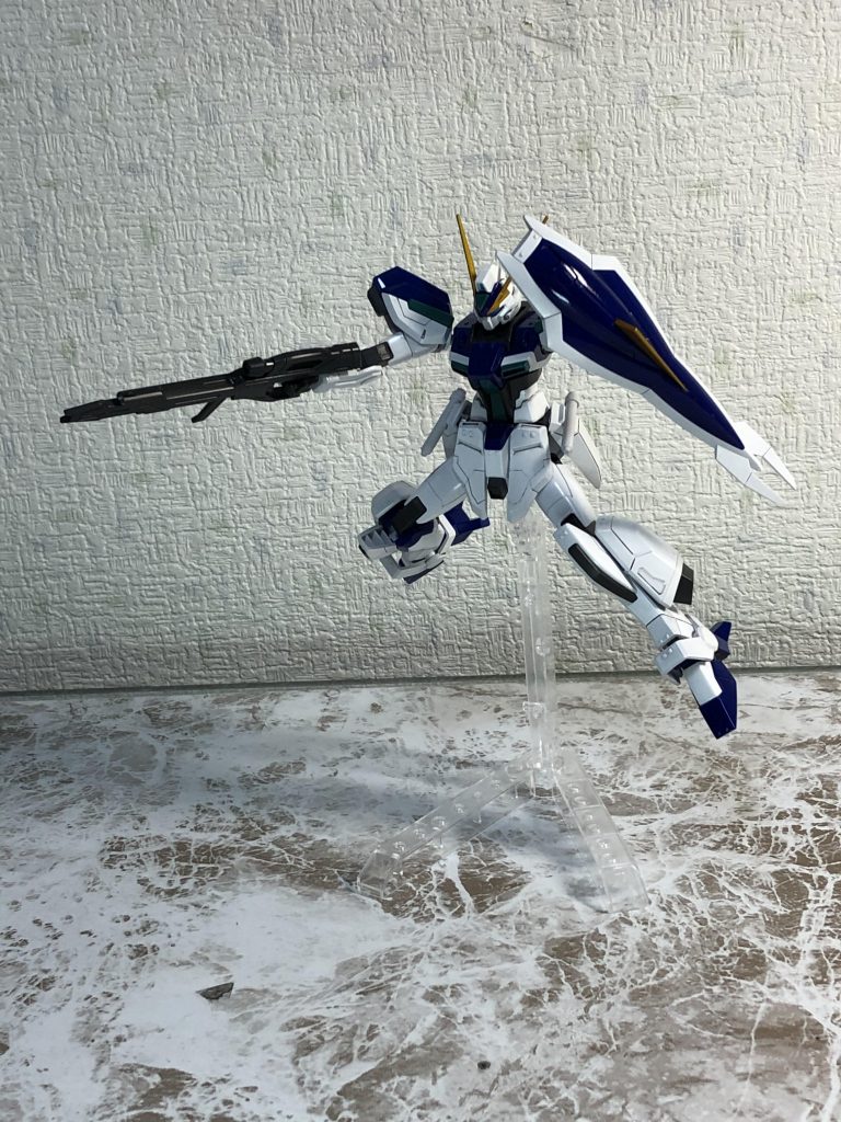 今回は少し筋彫りをしました。まだ練習中なので結構荒く、塗装後しっかりと墨入れできませんでした…あとデカール貼ってつや消しにする予定だったのですが、塗装してみて光沢仕上げが似合いそうだったので光沢仕上げにしました。デカールはジェットストライカーに2枚貼ったところ貼らないほうがいい予感がして貼りませんでした。