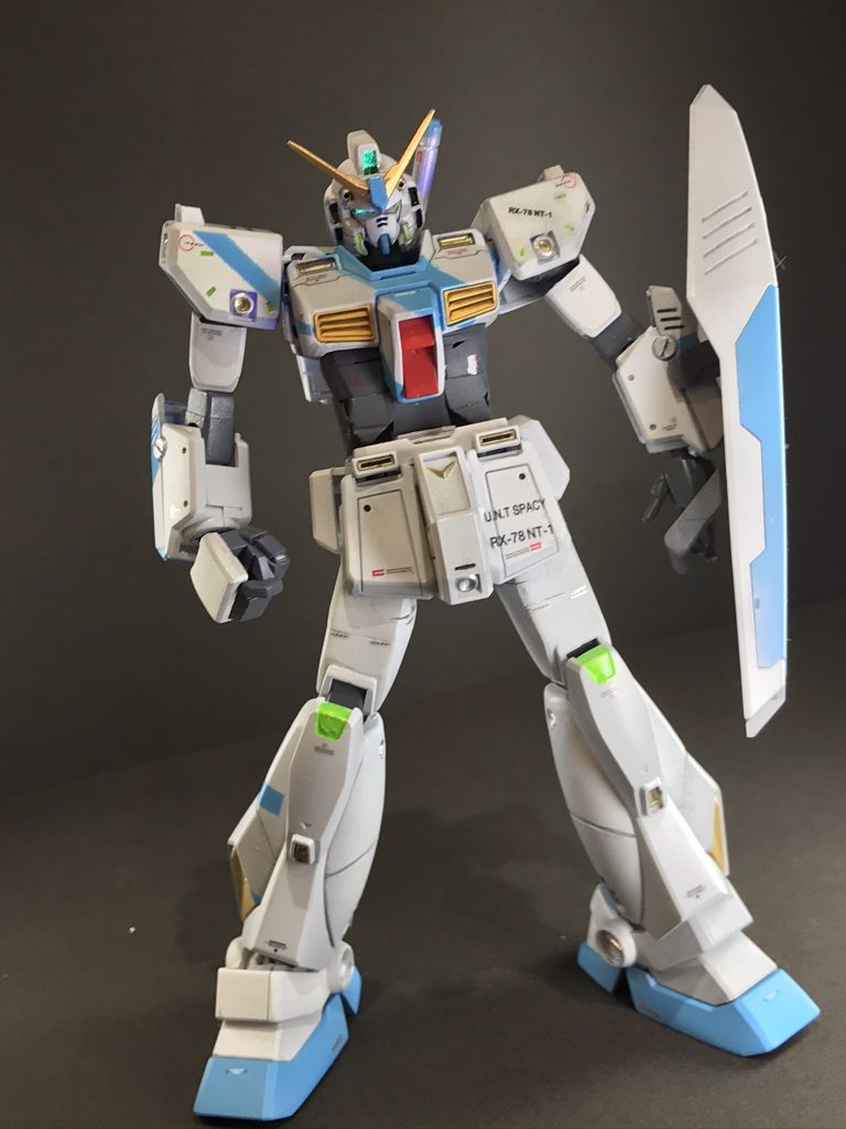 今回は主にプロポーションの変更とカラーリングに挑戦してみました。プロポーションでは、脚部と腕部、腰と胸の延長をそれぞれ行い、元キットのままだと肩の位置が下に感じてしまったので、一度ノコギリで切断してから再度接着しました。 塗装はスプリッター塗装に挑戦したかったのですが、まだまだ練習が必要だと感じました。