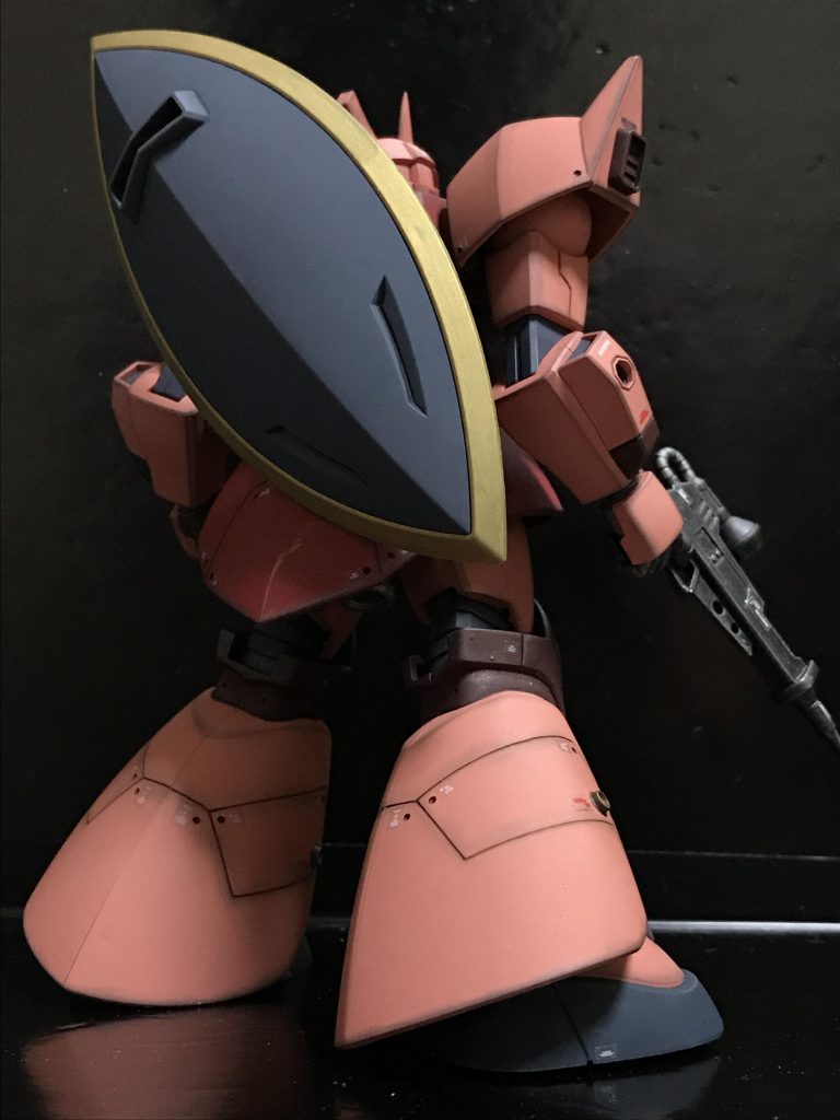 シールドは特に何もしていません。この広い面にジオンマークを入れるのが主流のようですが、シャアはザビ家を憎んでいるので、デカデカとジオン軍のマークは貼らないのではないか？と解釈しました。というのはウソで、描く根性が無かっただけです（汗）