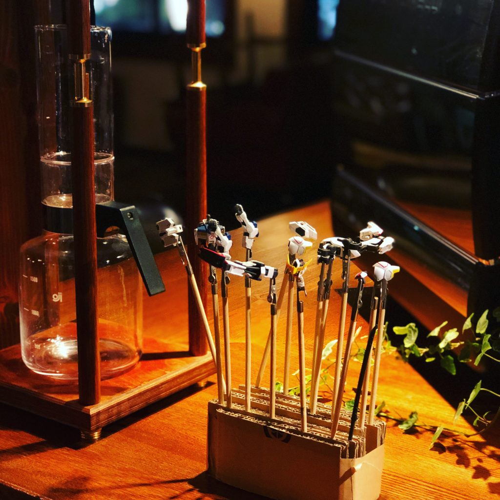 こんな感じで閉店後のカフェや、カフェの暇な時間を使ってクリアーを吹いたりしています(´Д` )。