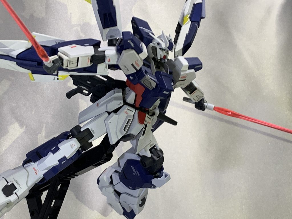 ビームサーベルは腰の後ろへマウントされています。ビームライフルも腰後ろへ取り付け可能