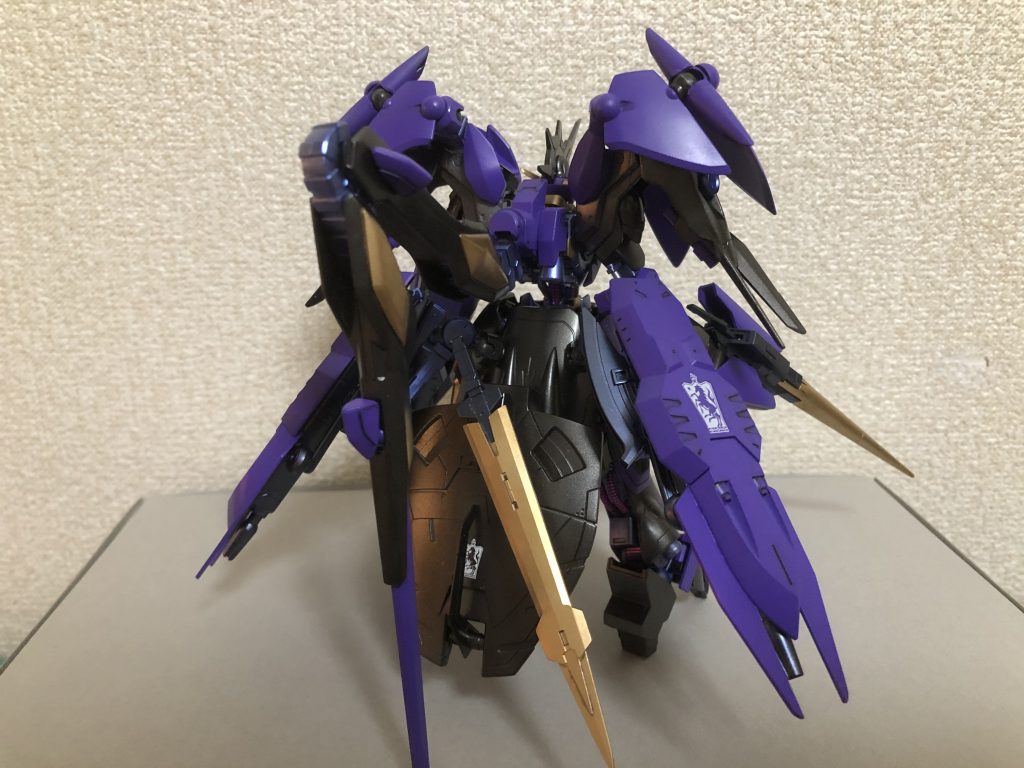 後ろから。背中には尻尾をつけています。