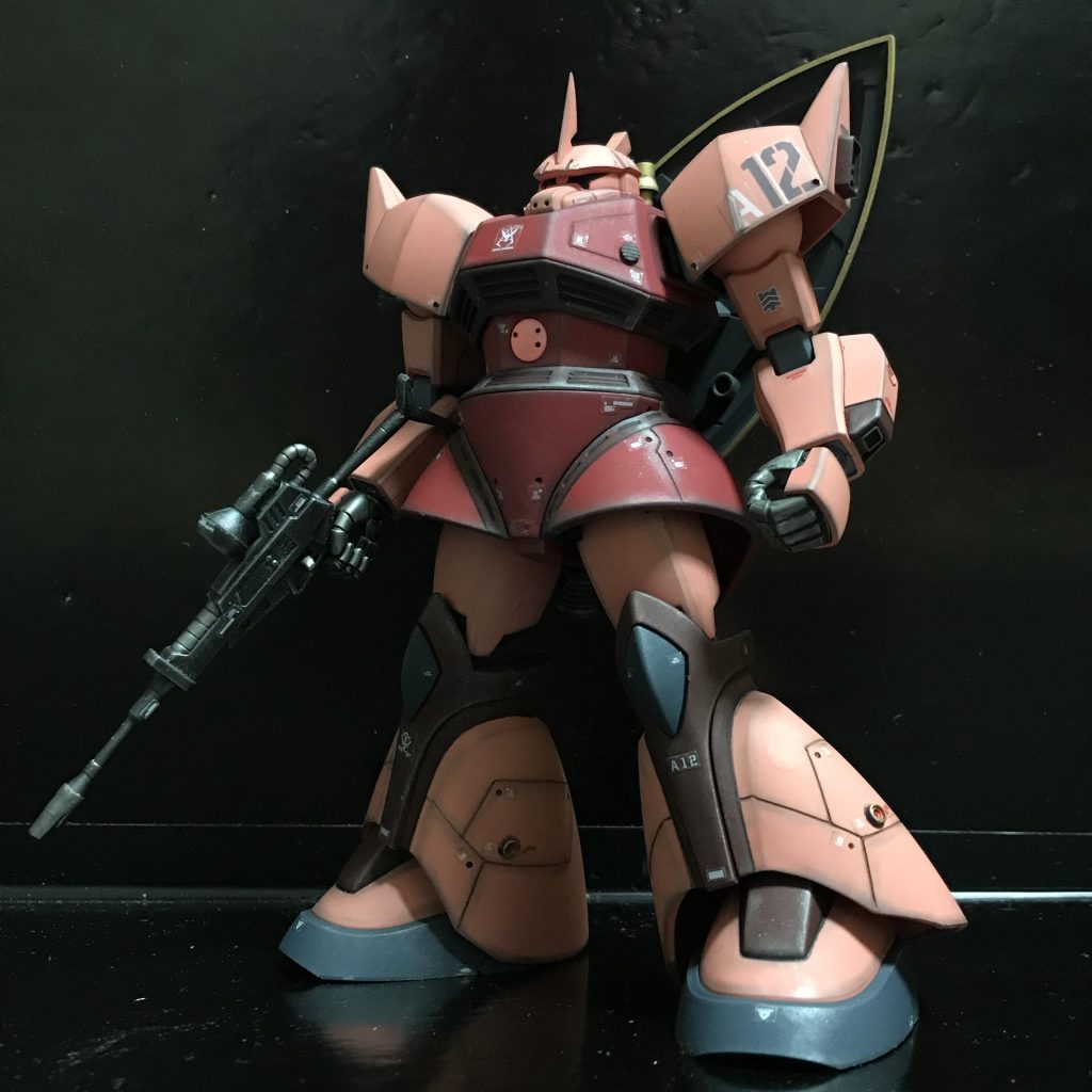 塗り分け、スジ彫り、少々のデカールと、少々のウェザリングで仕上げました。色は、シャアピンク、赤2号（あずき色）、艦底色です。ヒザ〜スネ〜足の甲にかけての艦底色は、せっかくのピンクの脚のラインを台無しにした感じもします(^^;手（マニピュレータ）をピンクでなくしたのは、気に入っています。