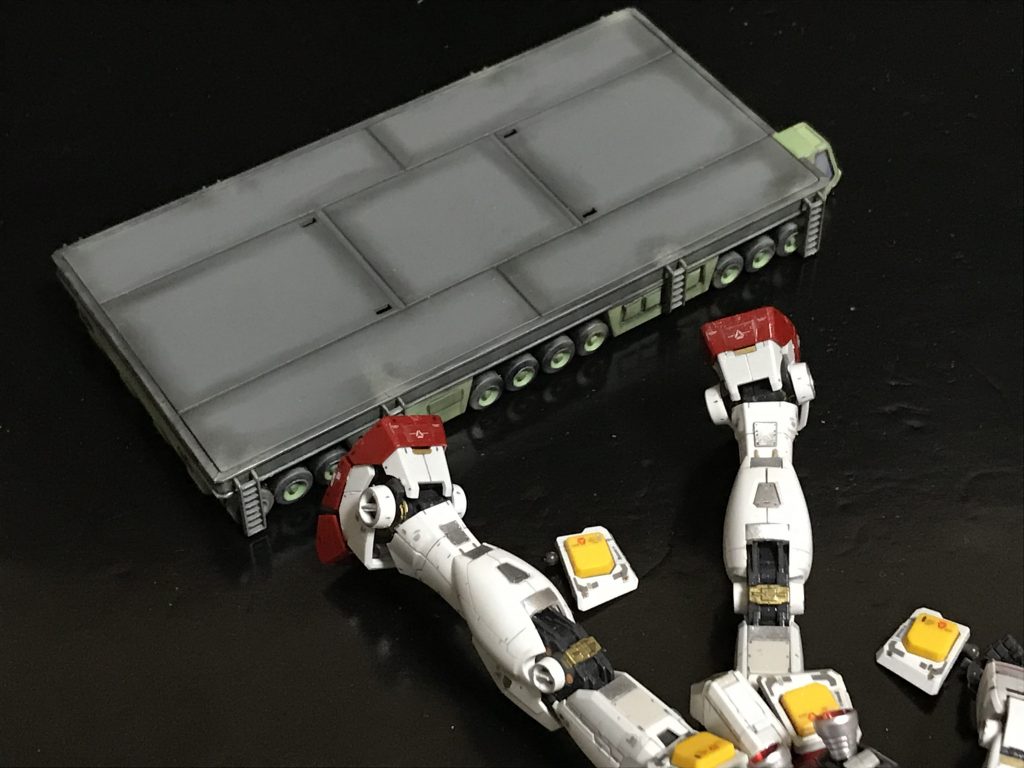 結論。このような低床のトレーラーから直接立ち上がるのは、少なくともガンプラには困難。イングラムのようなデッキアップ仕様が望ましいでしょう（笑）